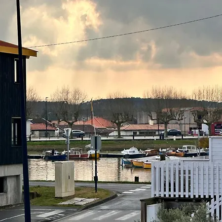 Typique Bois Sur Pilotis فيلة *